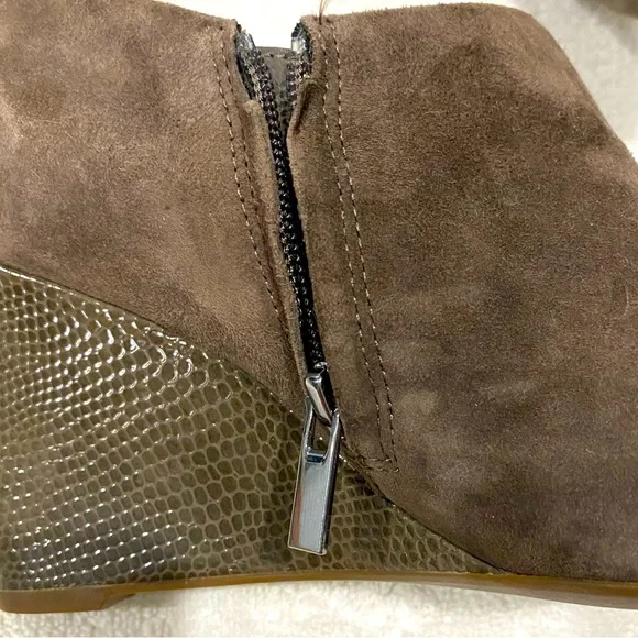 Women’s Clark’s Artisan Brown Leather Zip Ankle Boot Bootie Wedge Heel Shoes 7 M - Picture 6 of 11